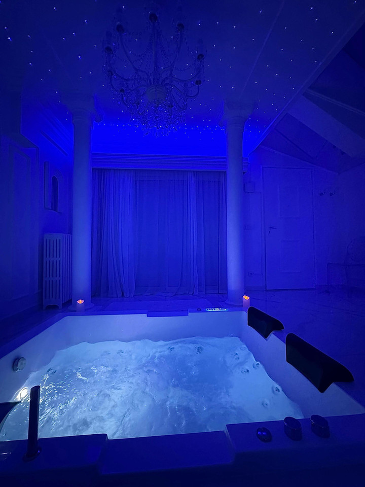 Jacuzzi privatif encastré de la Kyma Spa